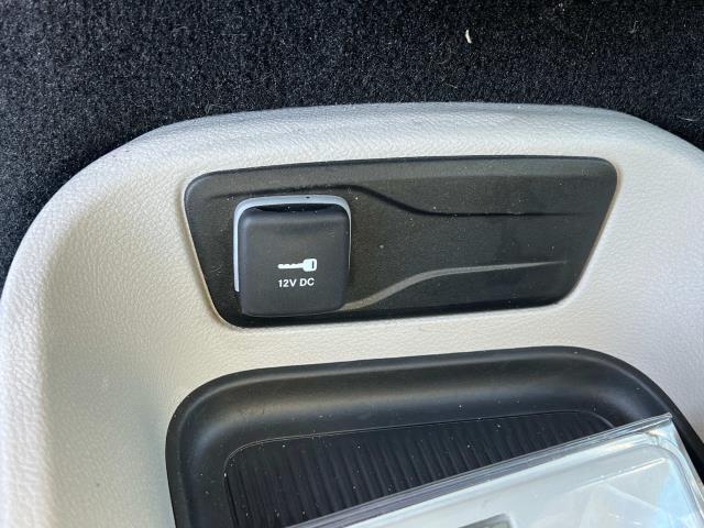 Photo of 2022 Bright White Clearcoat Chrysler Pacifica