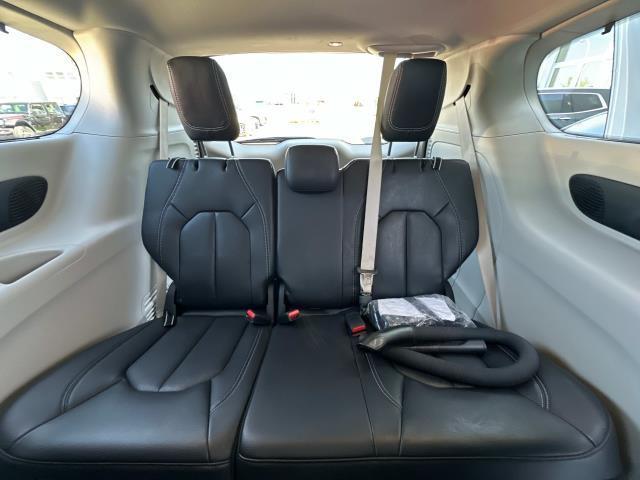Photo of 2022 Bright White Clearcoat Chrysler Pacifica
