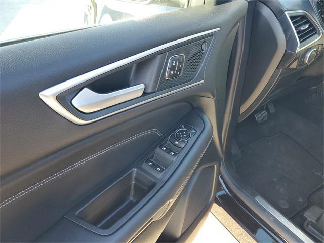 Photo of 2024 Black Metallic Ford Edge
