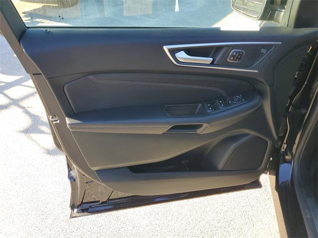Photo of 2024 Black Metallic Ford Edge