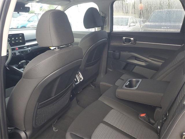 Photo of 2025 White Pearl Kia Sorento