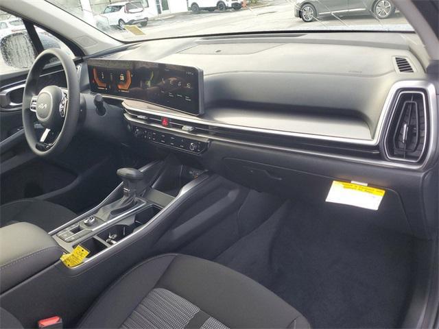 Photo of 2025 White Pearl Kia Sorento