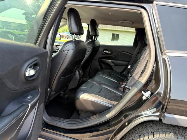 Photo of 2019 Diamond Black Crystal Pearlcoat Jeep Cherokee