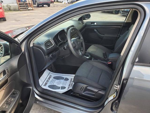 Photo of 2011 Platinum Gray Metallic Volkswagen Jetta SportWagen