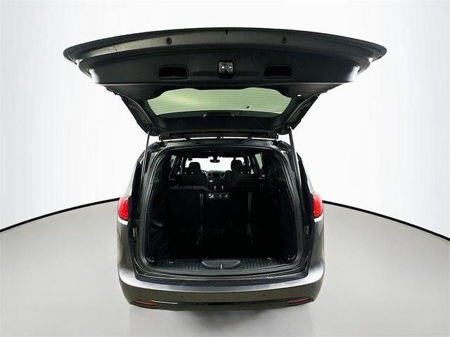 Photo of 2019 Granite Crystal Metallic Clearcoat Chrysler Pacifica