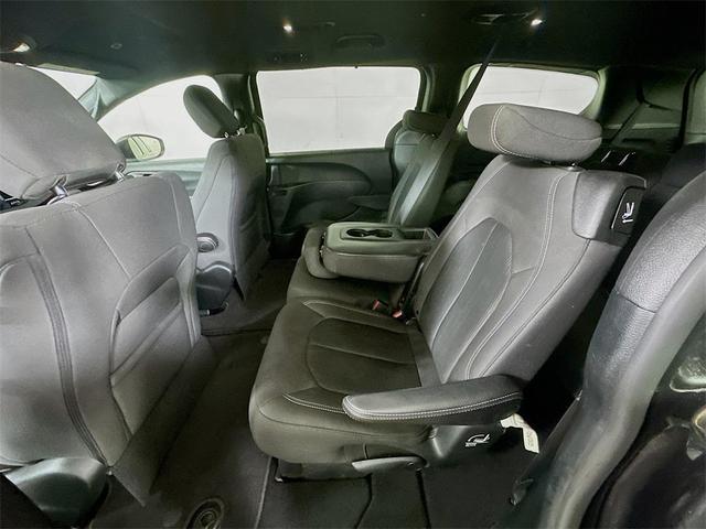 Photo of 2019 Granite Crystal Metallic Clearcoat Chrysler Pacifica