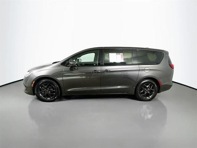 Photo of 2019 Granite Crystal Metallic Clearcoat Chrysler Pacifica