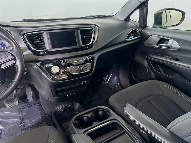 Photo of 2019 Granite Crystal Metallic Clearcoat Chrysler Pacifica