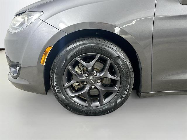 Photo of 2019 Granite Crystal Metallic Clearcoat Chrysler Pacifica