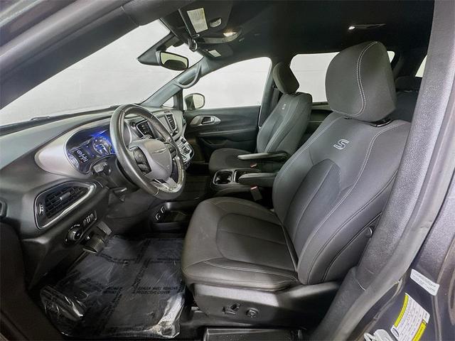 Photo of 2019 Granite Crystal Metallic Clearcoat Chrysler Pacifica
