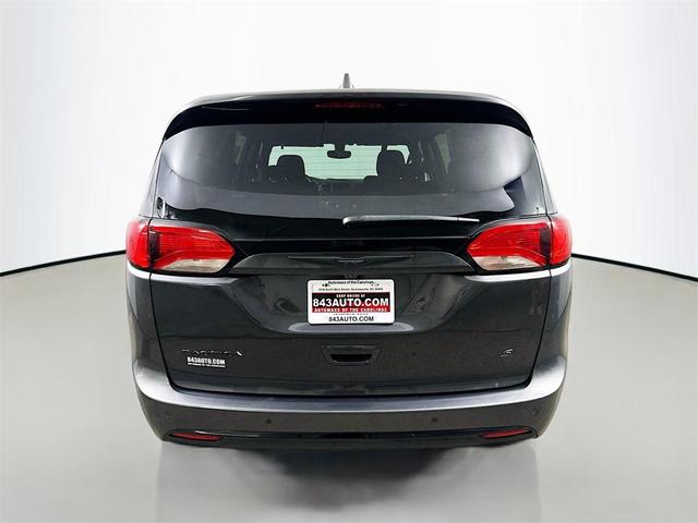 Photo of 2019 Granite Crystal Metallic Clearcoat Chrysler Pacifica