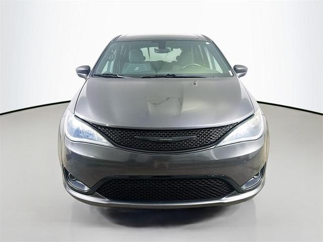 Photo of 2019 Granite Crystal Metallic Clearcoat Chrysler Pacifica