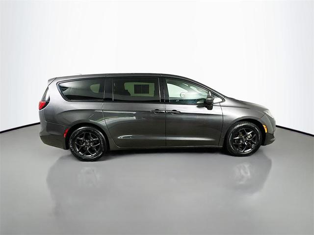 Photo of 2019 Granite Crystal Metallic Clearcoat Chrysler Pacifica