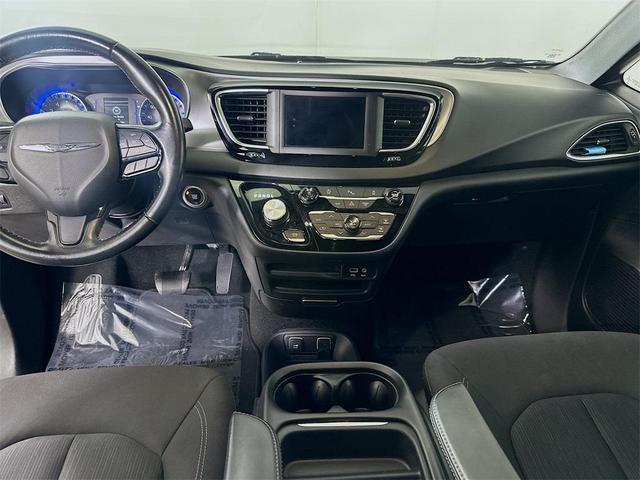 Photo of 2019 Granite Crystal Metallic Clearcoat Chrysler Pacifica