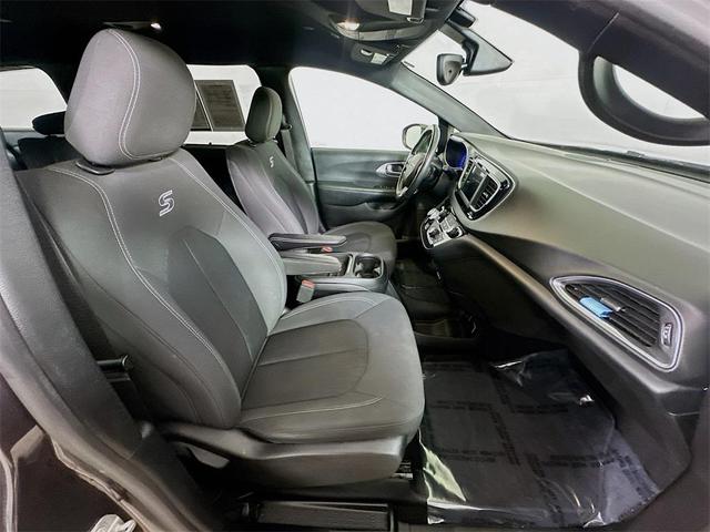 Photo of 2019 Granite Crystal Metallic Clearcoat Chrysler Pacifica