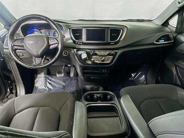 Photo of 2019 Granite Crystal Metallic Clearcoat Chrysler Pacifica