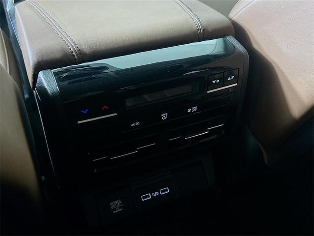 Photo of 2024 Platinum White Pearl Acura MDX
