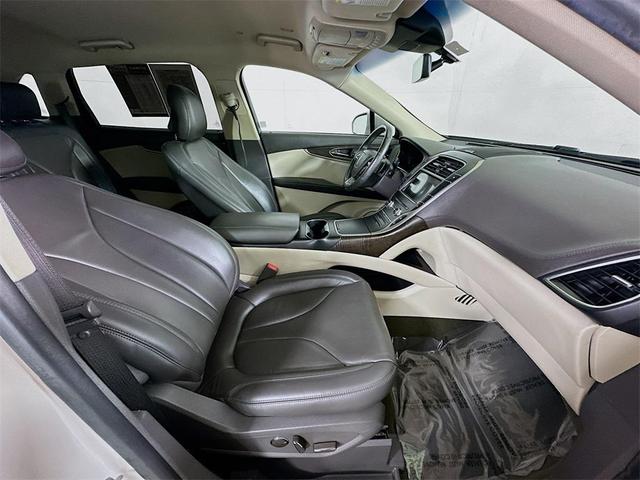 Photo of 2019 Pearl Metallic Lincoln Nautilus
