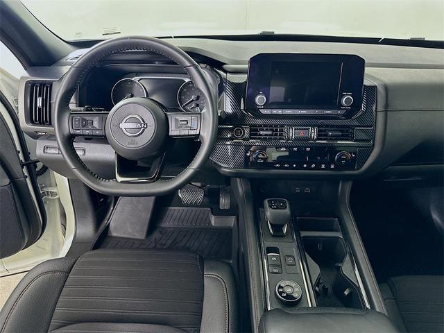 Photo of 2023 Glacier White Nissan Pathfinder