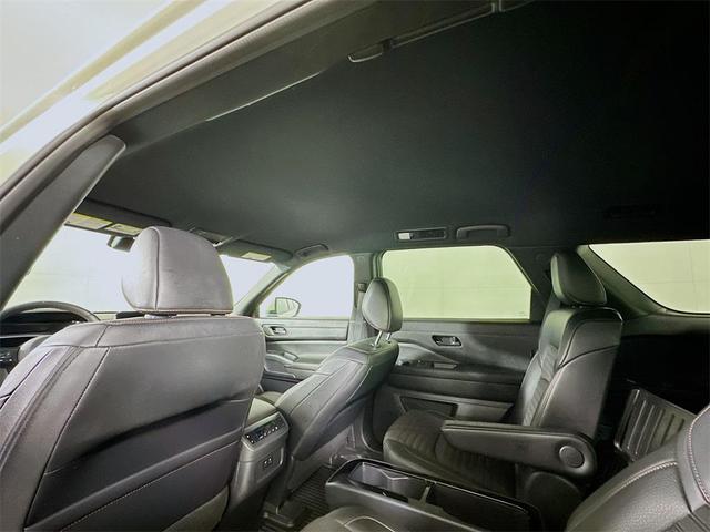 Photo of 2023 Glacier White Nissan Pathfinder