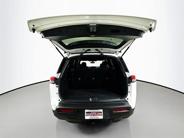 Photo of 2023 Glacier White Nissan Pathfinder