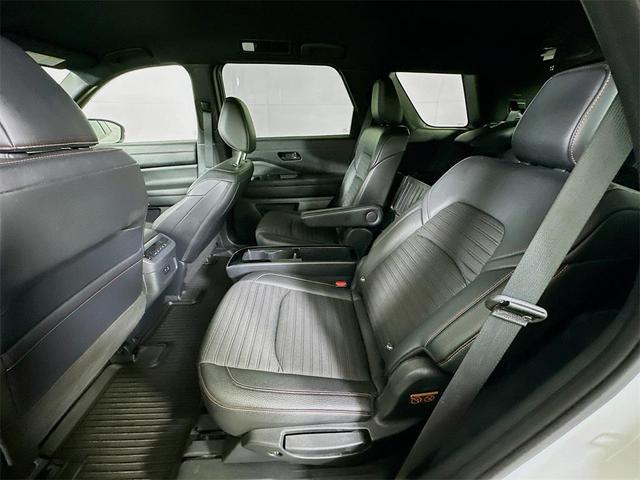 Photo of 2023 Glacier White Nissan Pathfinder
