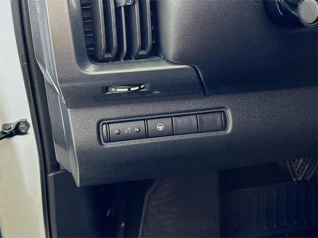 Photo of 2023 Glacier White Nissan Pathfinder