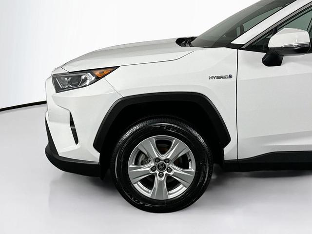 Photo of 2021 Super White Toyota RAV4 Hybrid