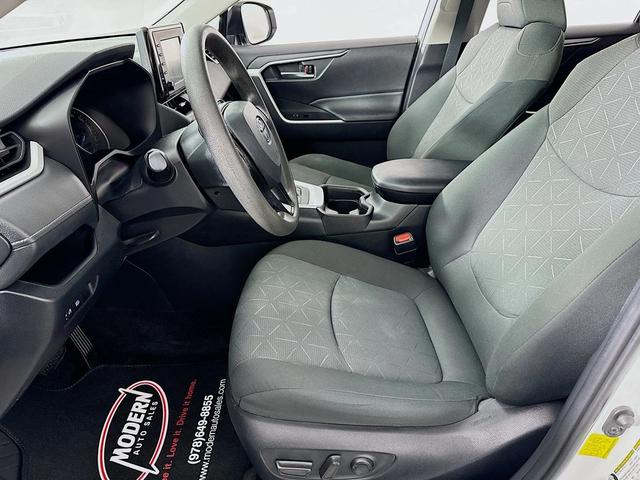 Photo of 2021 Super White Toyota RAV4 Hybrid