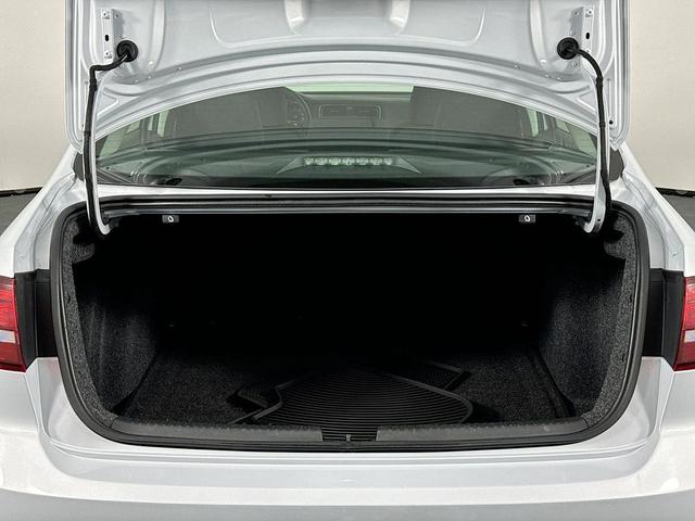 Photo of 2017 White Silver Metallic Volkswagen Jetta