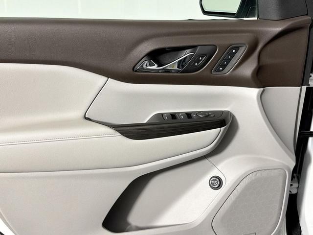 Photo of 2017 White Frost Tricoat GMC Acadia
