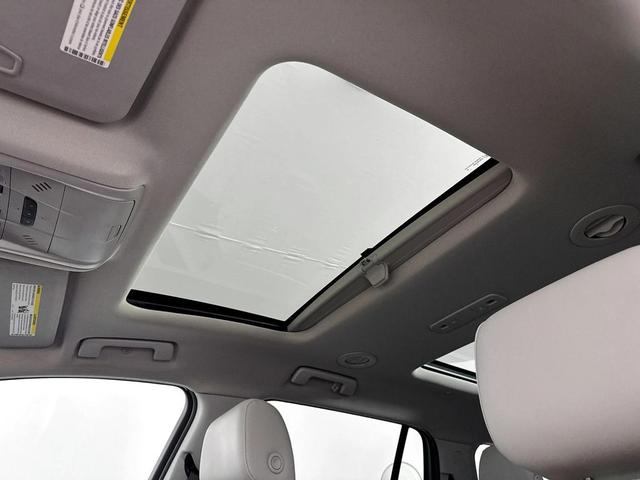 Photo of 2017 White Frost Tricoat GMC Acadia
