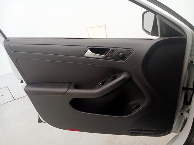 Photo of 2015 White Volkswagen Jetta