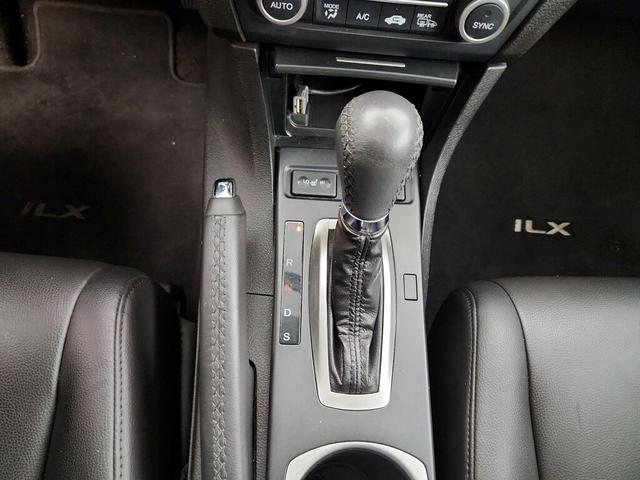 Photo of 2017 White Acura ILX