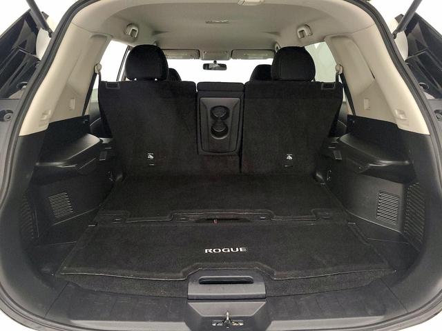 Photo of 2017 White Nissan Rogue