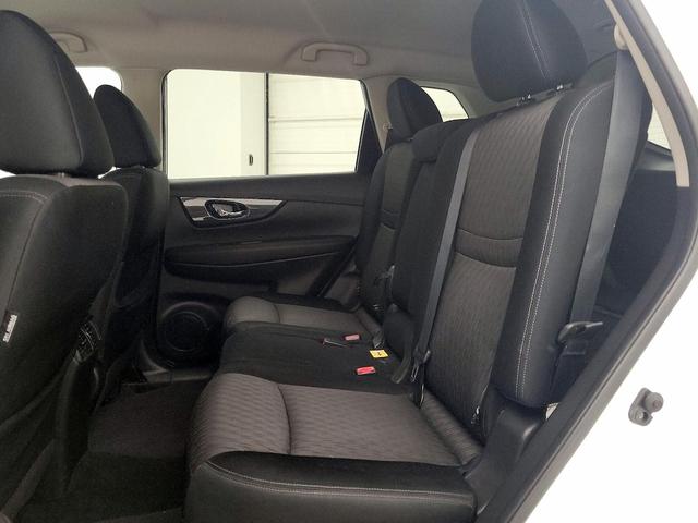 Photo of 2017 White Nissan Rogue