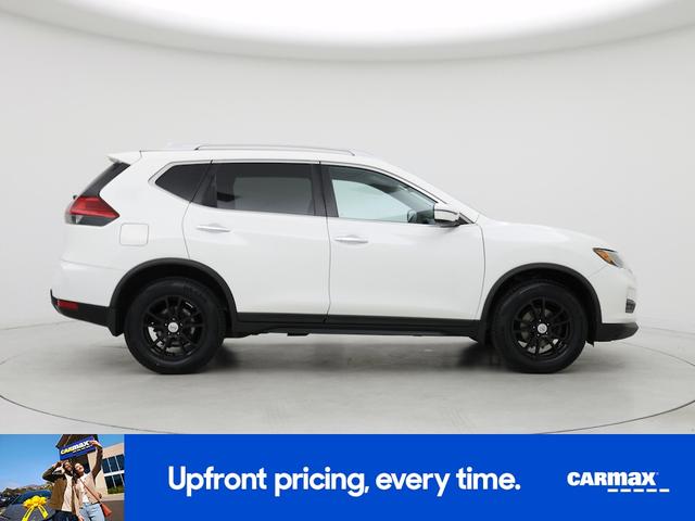 Photo of 2017 White Nissan Rogue