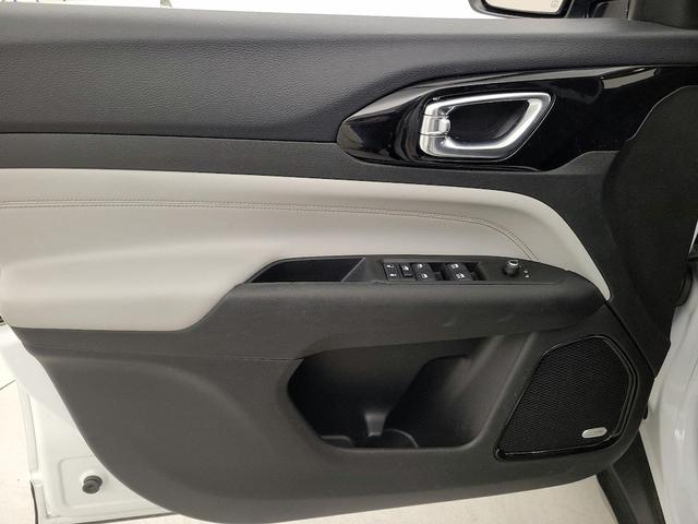 Photo of 2022 White Jeep Compass