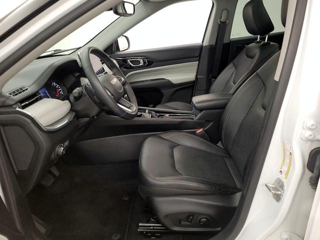 Photo of 2022 White Jeep Compass