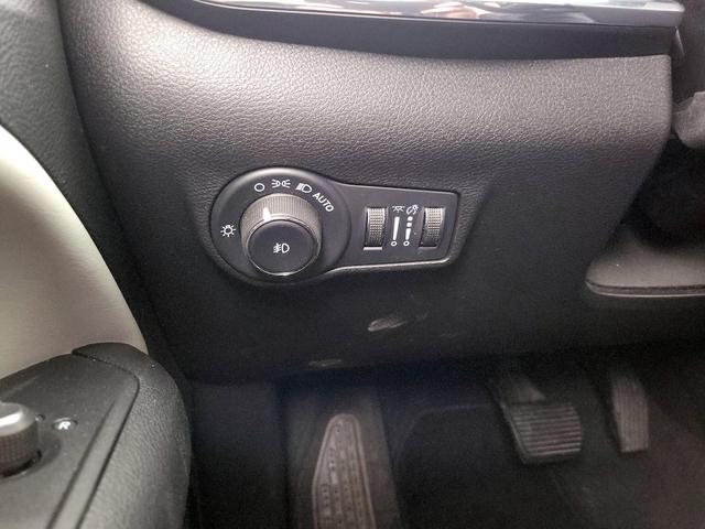 Photo of 2022 White Jeep Compass