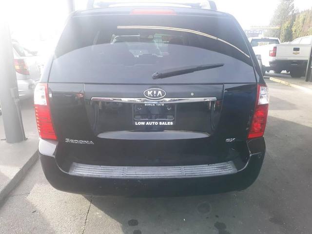 Photo of 2006 Black Kia Sedona