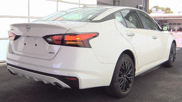 Photo of 2025 Pearl White Tricoat Nissan Altima