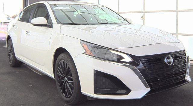 Photo of 2025 Pearl White Tricoat Nissan Altima