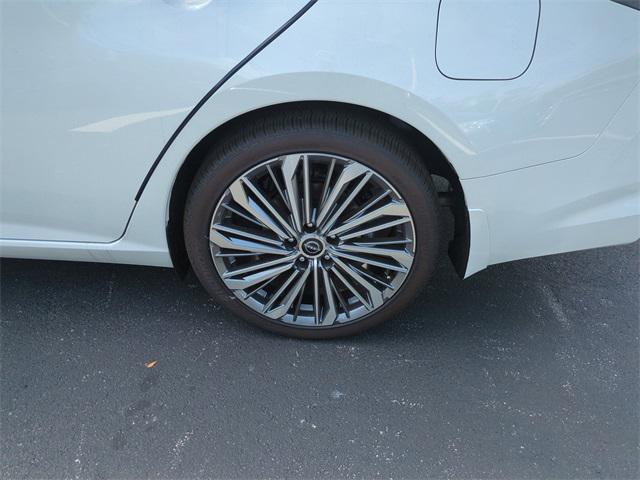 Photo of 2025 Pearl White Tricoat Nissan Altima