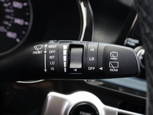 Photo of 2022 Clear White/Black Roof Kia Seltos