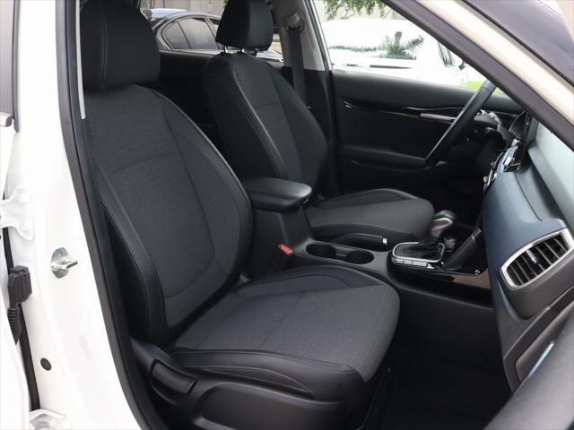 Photo of 2022 Clear White/Black Roof Kia Seltos