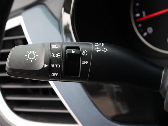 Photo of 2022 Clear White/Black Roof Kia Seltos