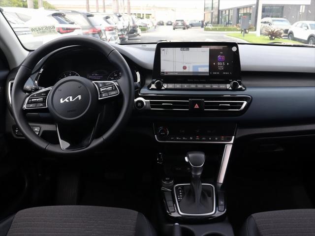 Photo of 2022 Clear White/Black Roof Kia Seltos