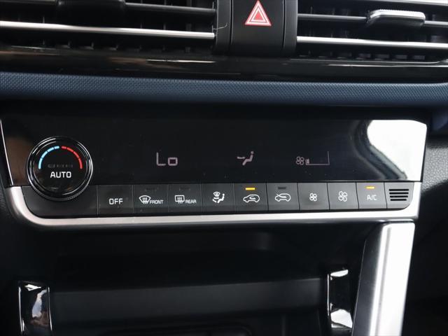 Photo of 2022 Clear White/Black Roof Kia Seltos