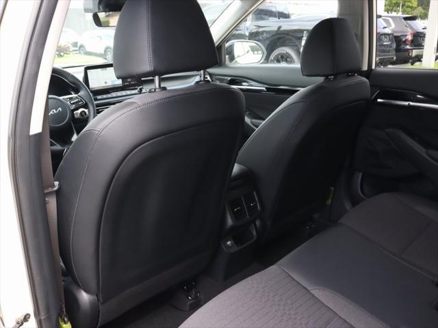 Photo of 2022 Clear White/Black Roof Kia Seltos